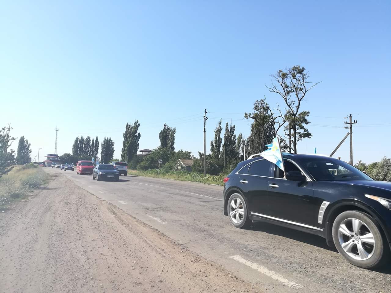 День крымскотатарского флага в Геническом районе отметили автопробегом 