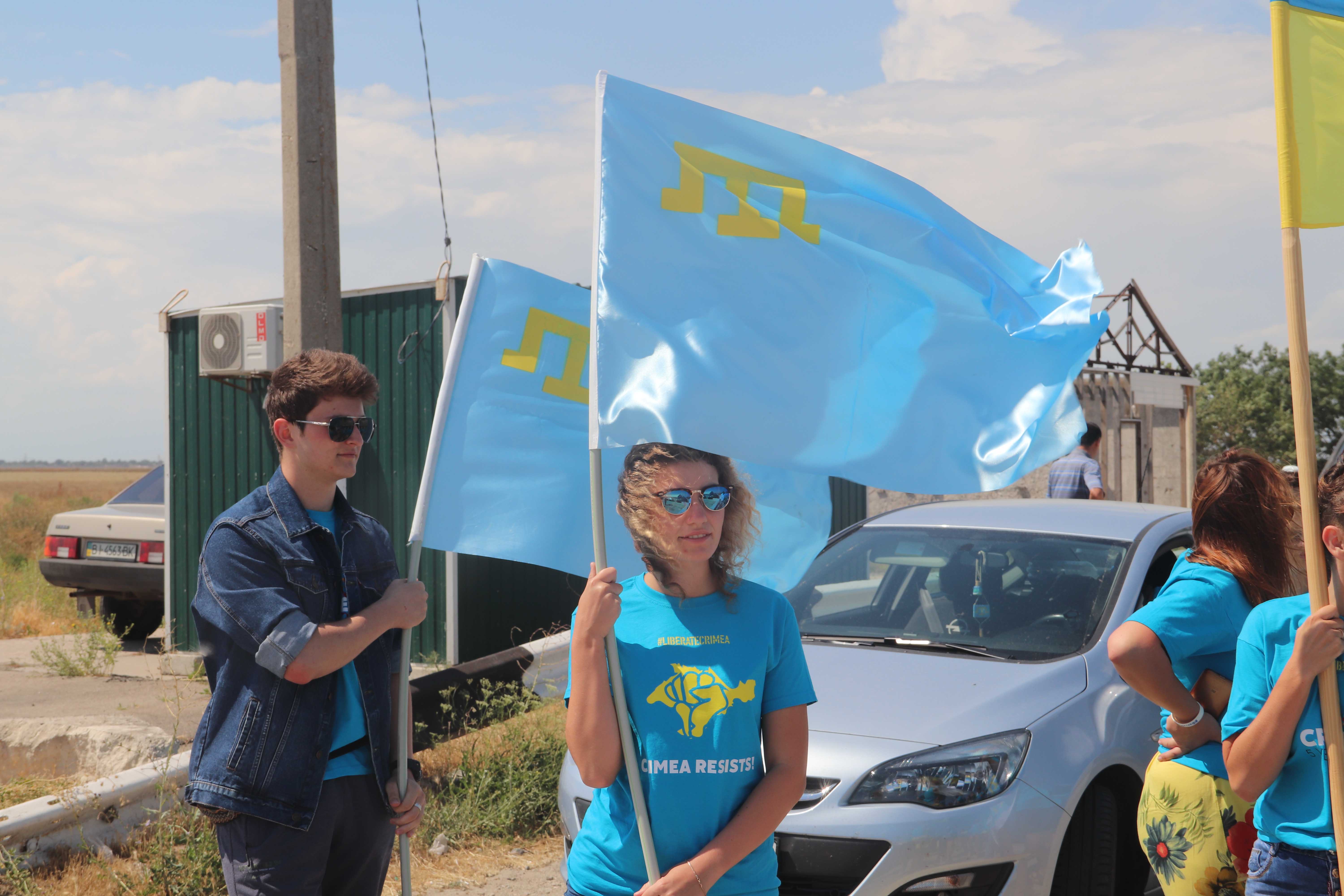 У КПВВ «Чонгар» на Херсонщине развернули большой флаг-«путешественник»