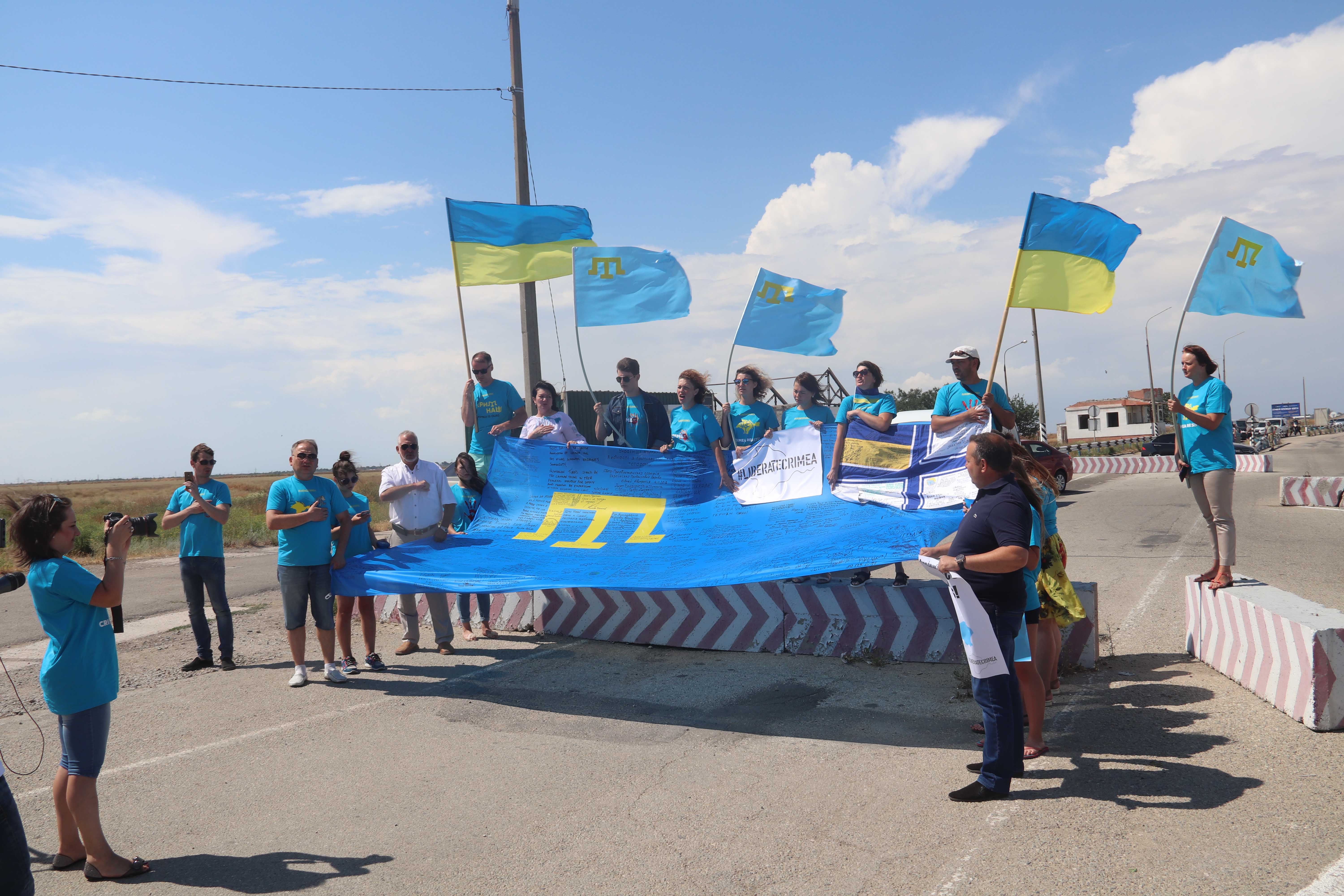 У КПВВ «Чонгар» на Херсонщине развернули большой флаг-«путешественник»
