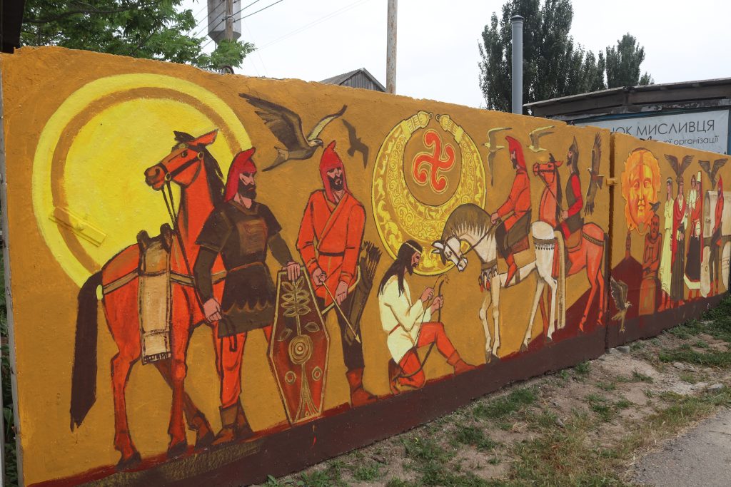 Художник с Геническа создает картины на стенах об истории Арабатской Стрелки